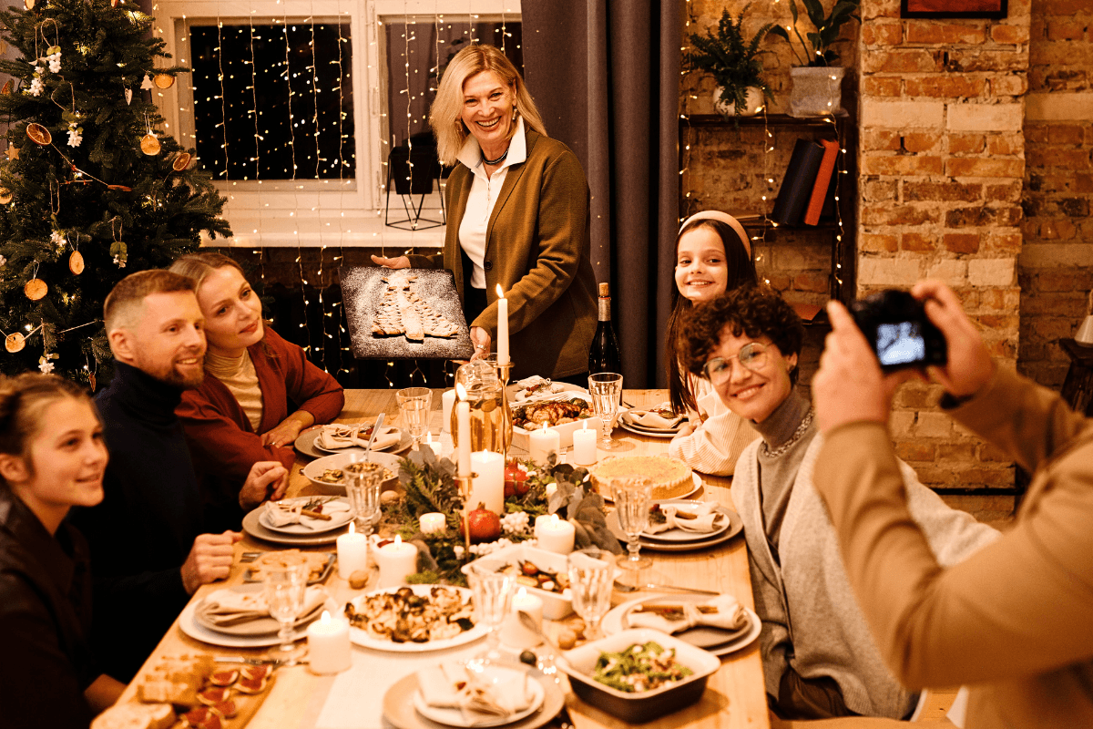 Rodzina przy wigilijnym stole robi zdjęcie