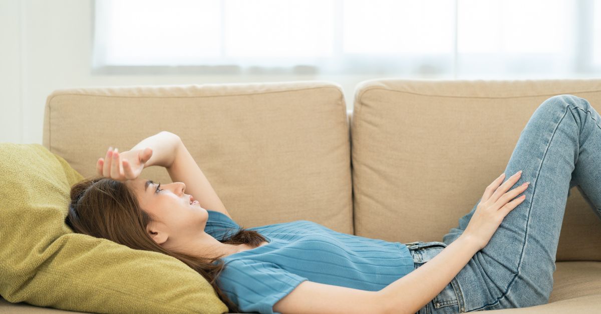 kobieta lezy na sofie